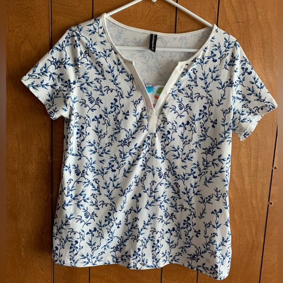 JustFashionNow White Blue Floral T-shirt Shirt Top Size Medium EUC - Picture 1 of 5